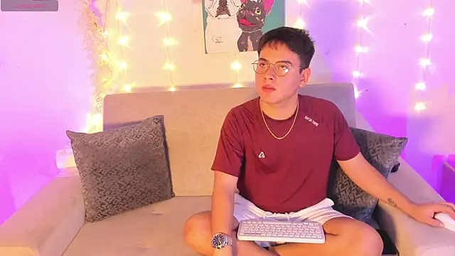 Snapshot of Young_Ben chatting on May 8, 1:22 am Young Ben online show from May 8, 1:22 am