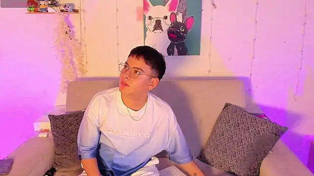 Snapshot of Young_Ben chatting on May 15, 11:12 pm Young Ben online show from May 15, 11:12 pm