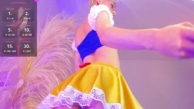 Snapshot of liiamluna_ chatting on October 31, 9:32 am liiamluna online show from October 31, 9:32 am