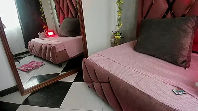 viollettaa  online show from February 6, 7:06 pm