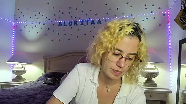 Snapshot of aalokitaa chatting on November 4, 6:01 am aalokitaa online show from November 4, 6:01 am