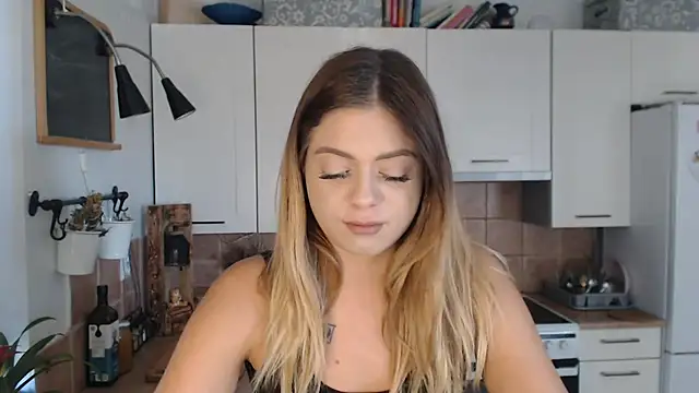 Snapshot of BuffyxLUST chatting on October 20, 9:21 am BuffyxLUST online show from October 20, 9:21 am