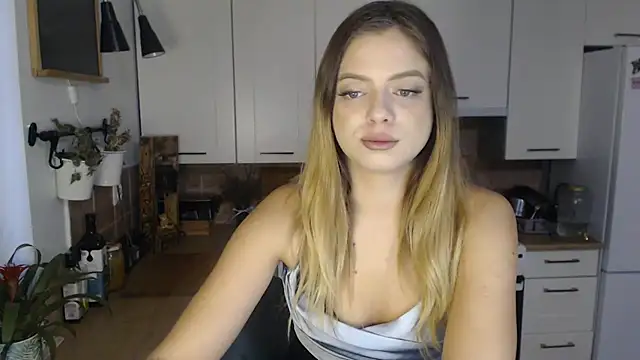 Snapshot of BuffyxLUST chatting on December 4, 8:23 am BuffyxLUST online show from December 4, 8:23 am