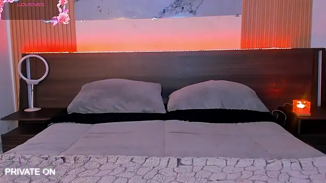 samanthaa moon online show from June 18, 12:33 am