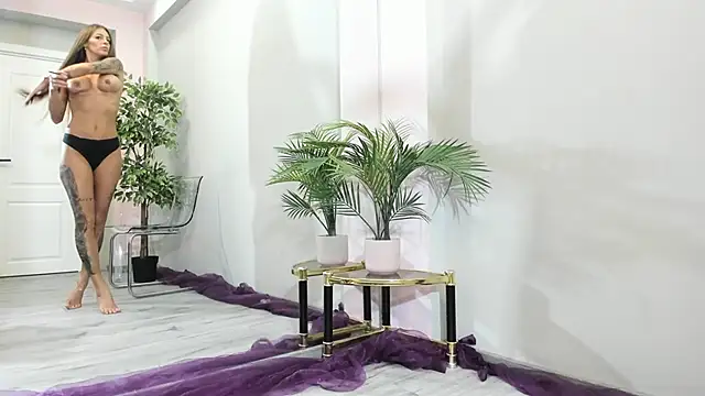 Snapshot of MayaHellen chatting on December 14, 5:35 am MayaHellen online show from December 14, 5:35 am