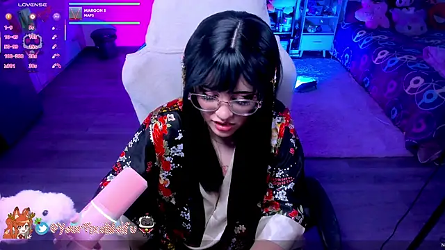 Snapshot of AlyssaRomanova chatting on November 15, 2:20 am AlyssaRomanova online show from November 15, 2:20 am