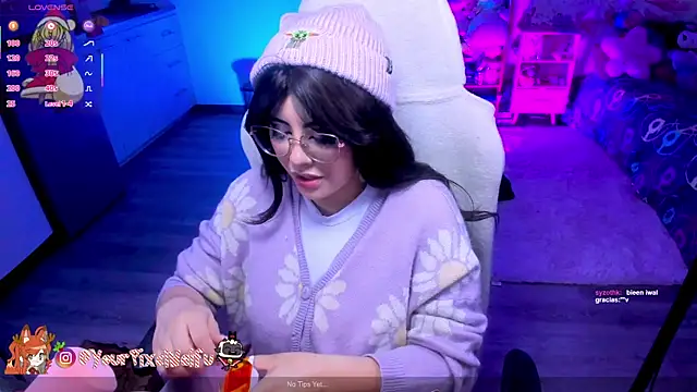 Snapshot of AlyssaRomanova chatting on December 18, 2:28 am AlyssaRomanova online show from December 18, 2:28 am