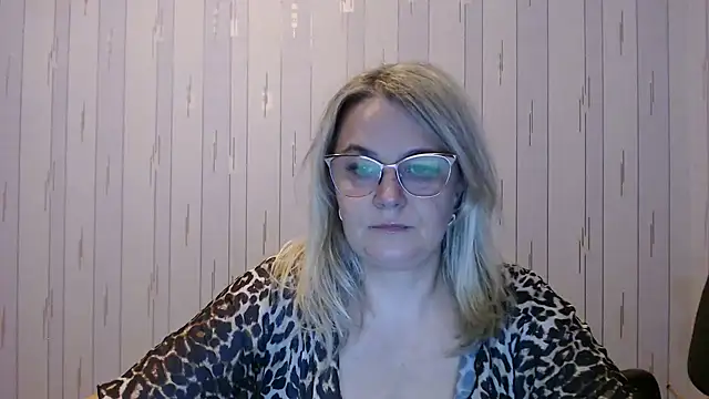 Snapshot of EleanoraDream chatting on October 11, 1:53 pm EleanoraDream online show from October 11, 1:53 pm