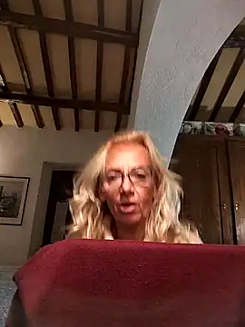 Snapshot of clarabell4 chatting on October 28, 5:04 pm clarabell4 online show from October 28, 5:04 pm