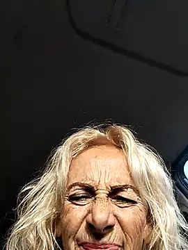 Snapshot of clarabell4 chatting on December 3, 8:00 am clarabell4 online show from December 3, 8:00 am