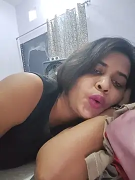 Snapshot of cute_radhikaa chatting on May 24, 7:02 am cute radhikaa online show from May 24, 7:02 am