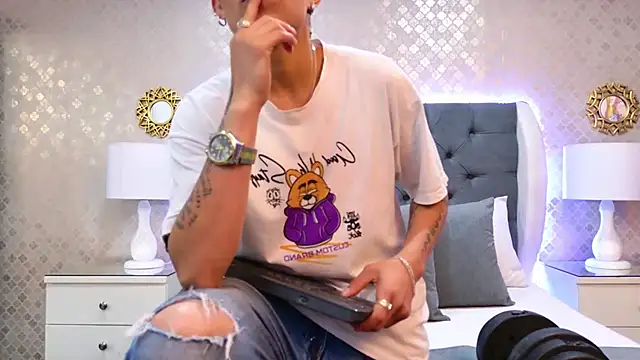 ZoeKrug online show from December 18, 11:49 am