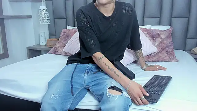 ZoeKrug online show from February 19, 12:12 pm