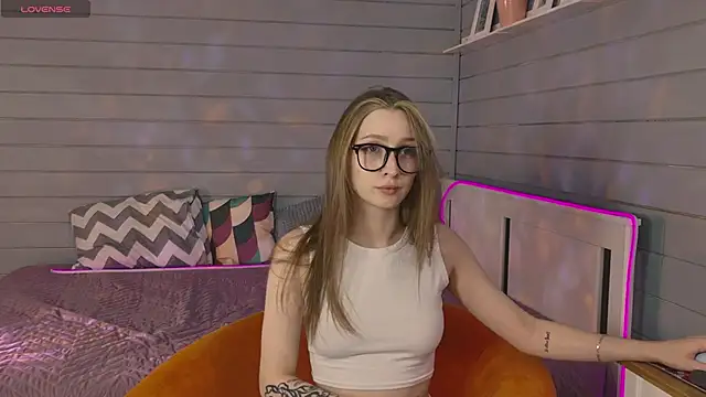 Vikki wyye online show from October 19, 6:47 am