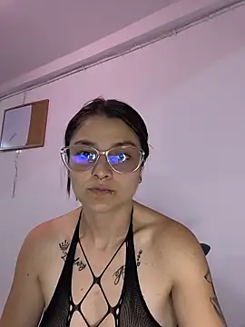 Snapshot of Coralinne__ chatting on May 22, 1:02 am Coralinne online show from May 22, 1:02 am