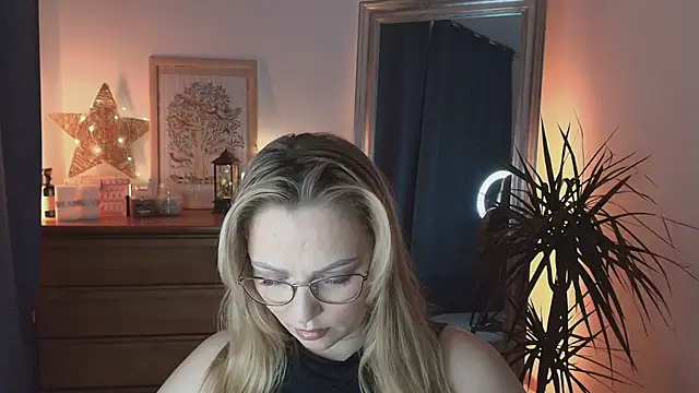 Snapshot of marrygrayes chatting on January 21, 12:04 am marrygrayes online show from January 21, 12:04 am