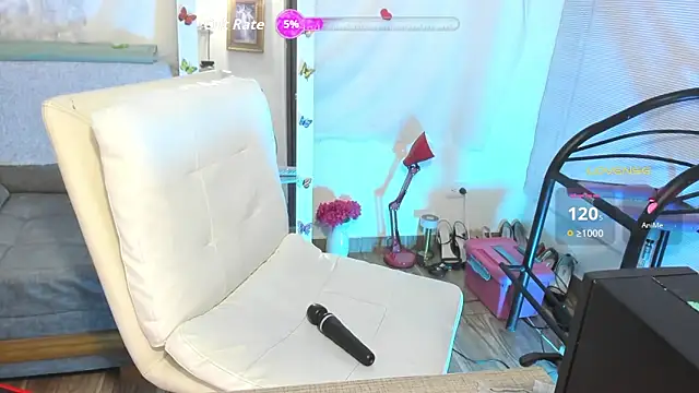 Snapshot of Clunita chatting on May 9, 2:22 pm Clunita online show from May 9, 2:22 pm