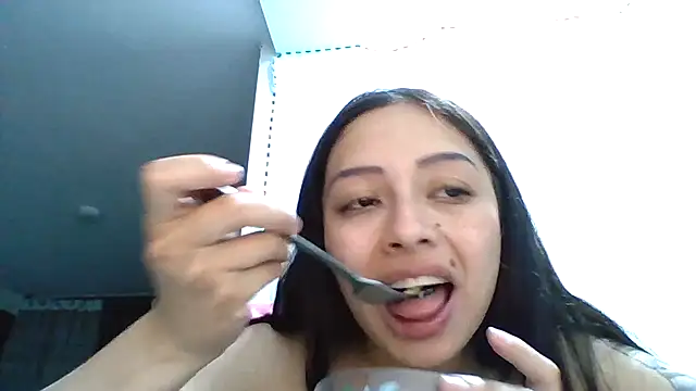 Snapshot of sara_gomez1_ chatting on May 22, 12:18 am sara gomez1 online show from May 22, 12:18 am
