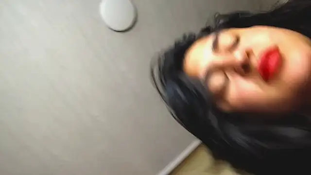 Snapshot of EmilyNoir1 chatting on September 19, 10:21 pm EmilyNoir1 online show from September 19, 10:21 pm