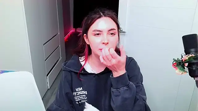 peachyness online show from February 7, 7:06 pm