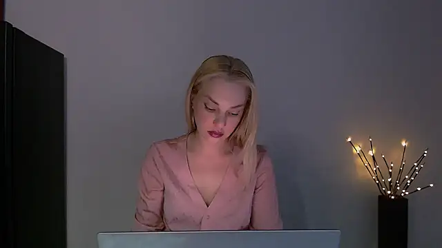 Snapshot of Lia_noo_regrets chatting on July 17, 5:51 pm Lia noo regrets online show from July 17, 5:51 pm