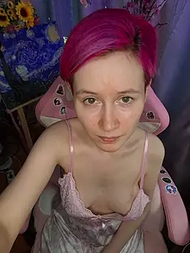 Snapshot of Fuzzy_Unicorn chatting on August 6, 11:12 am Fuzzy Unicorn online show from August 6, 11:12 am