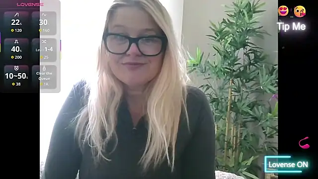 Snapshot of SuzieSub chatting on October 22, 10:48 am SuzieSub online show from October 22, 10:48 am