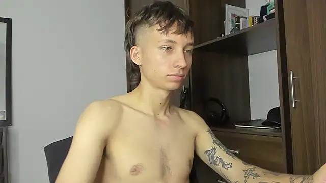 Snapshot of spacehumanz chatting on October 29, 9:49 pm spacehumanz online show from October 29, 9:49 pm