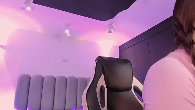 Snapshot of AlliceLover chatting on December 15, 11:36 am AlliceLover online show from December 15, 11:36 am