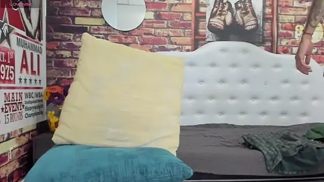 Snapshot of Ian1_ chatting on November 14, 2:32 am Ian1 online show from November 14, 2:32 am