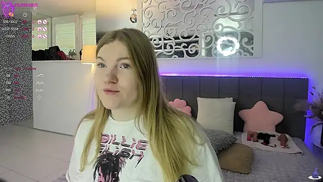 Snapshot of AshleyJoness chatting on November 18, 5:45 am AshleyJoness online show from November 18, 5:45 am