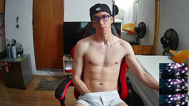 Snapshot of angelicious_ chatting on November 22, 1:43 pm angelicious online show from November 22, 1:43 pm