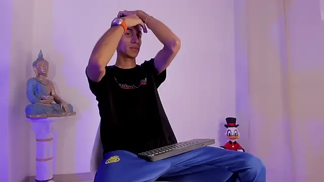 Snapshot of CamiiloRivera chatting on September 19, 11:11 am CamiiloRivera online show from September 19, 11:11 am