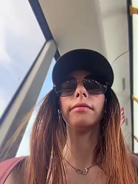 Amelie Crosby online show from June 6, 1:38 pm
