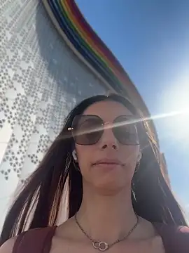Amelie Crosby online show from June 8, 1:44 pm