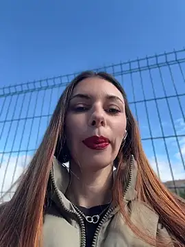 Amelie Crosby online show from June 18, 1:48 pm