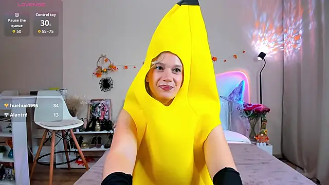 Snapshot of EmiSoul chatting on October 31, 4:35 am EmiSoul online show from October 31, 4:35 am