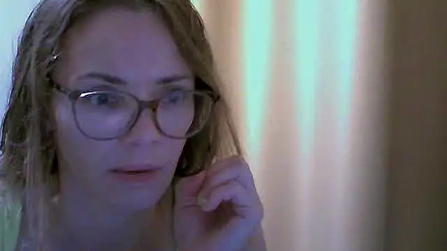 Snapshot of SEA_Dream chatting on December 1, 4:06 am SEA Dream online show from December 1, 4:06 am