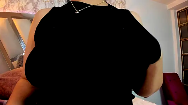 Snapshot of Aisha_poweer chatting on October 20, 2:01 am Aisha poweer online show from October 20, 2:01 am