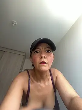 Snapshot of Tinymilf_ chatting on June 17, 8:10 pm Tinymilf online show from June 17, 8:10 pm