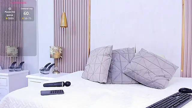 Skylar Smith  online show from October 16, 1:01 pm