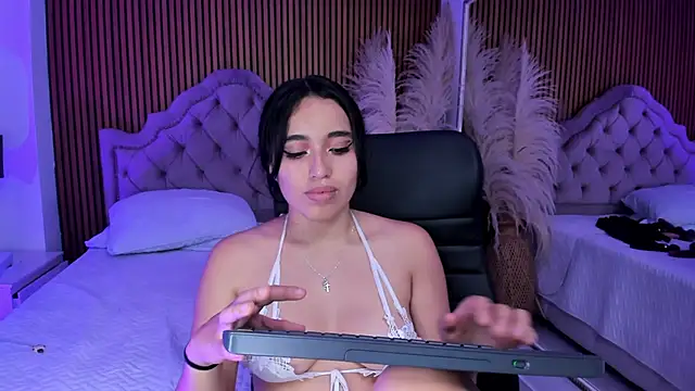 Starbutterflyy  online show from March 2, 7:15 am