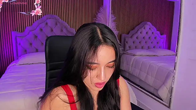 Starbutterflyy  online show from March 9, 5:00 am