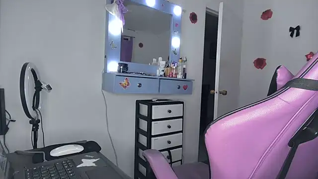 Snapshot of soffy_rosses chatting on May 24, 1:54 am soffy rosses online show from May 24, 1:54 am