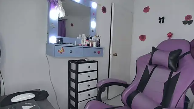 Snapshot of soffy_rosses chatting on June 3, 2:25 am soffy rosses online show from June 3, 2:25 am