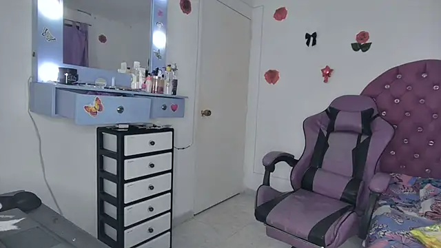 Snapshot of soffy_rosses chatting on June 21, 1:52 am soffy rosses online show from June 21, 1:52 am