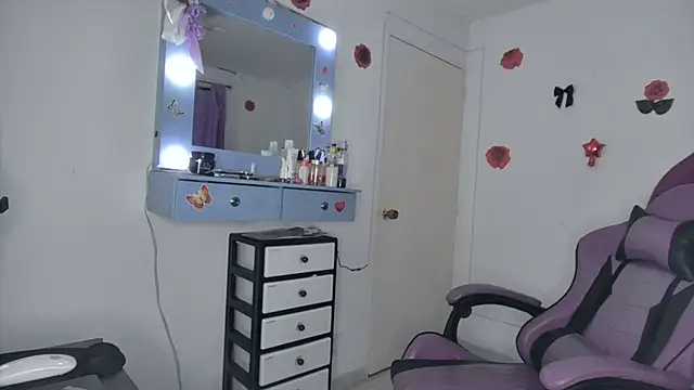 Snapshot of soffy_rosses chatting on June 25, 2:00 am soffy rosses online show from June 25, 2:00 am