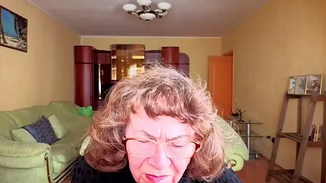 Snapshot of Betty_Brick chatting on January 18, 7:34 am Betty Brick online show from January 18, 7:34 am