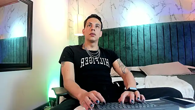 Snapshot of Dustin_Sonne chatting on June 8, 3:40 am Dustin Sonne online show from June 8, 3:40 am