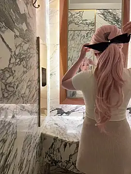 Snapshot of winter11 chatting on September 20, 6:47 am winter11 online show from September 20, 6:47 am